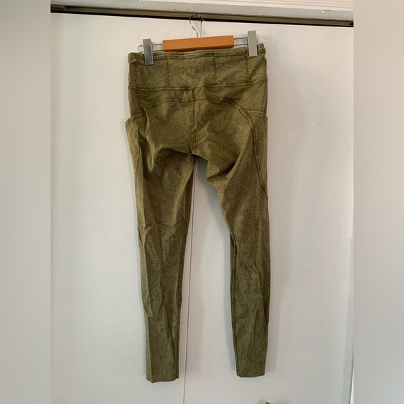 Lululemon Crop Legging - Picture 2 of 4